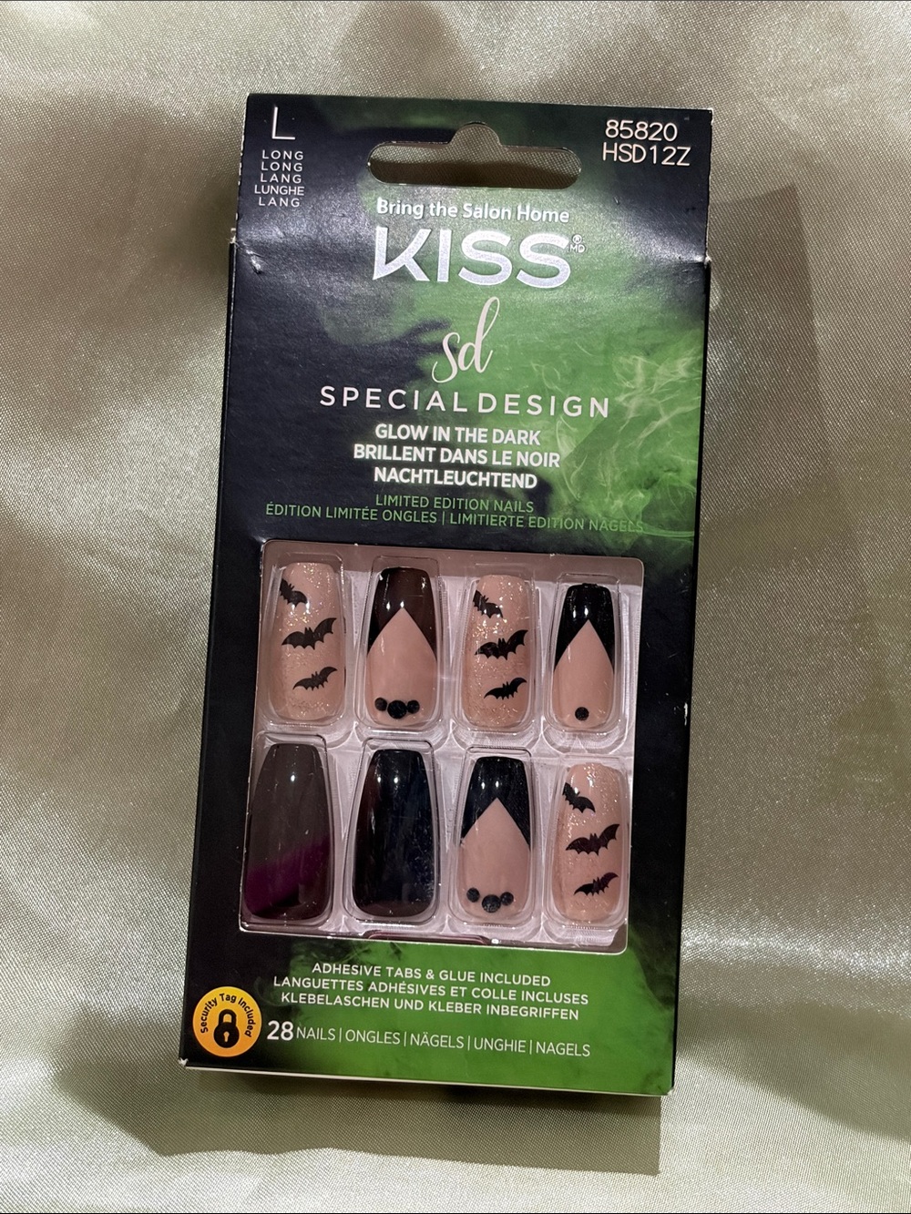 KISS Special Design Glow-in-the-Dark Halloween Press-On Nails - Black & Nude
